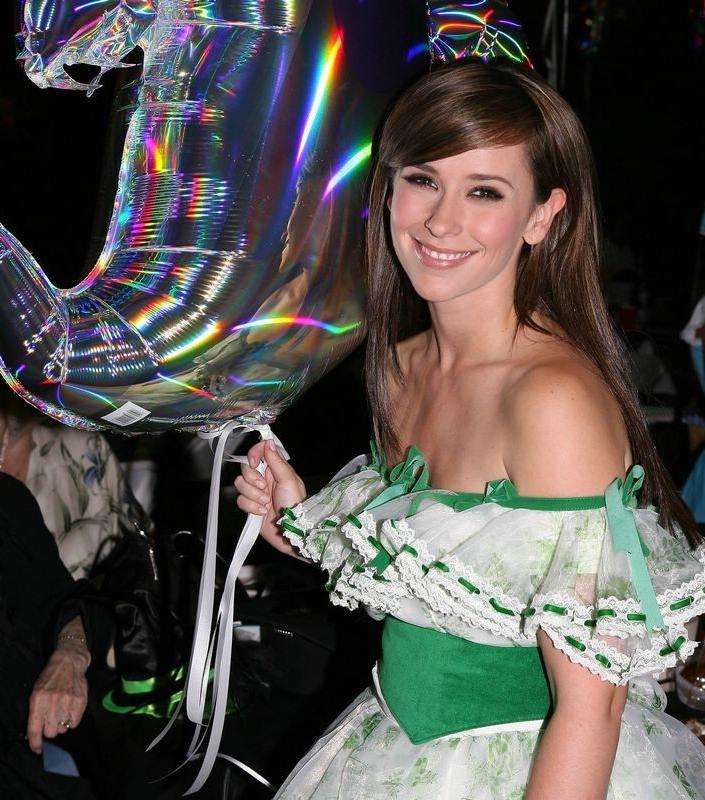 15P Gorgeous celebrity Jennifer Love Hewitts huge chest
