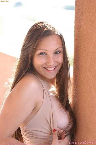 25P Brunette sexual exposing insertion