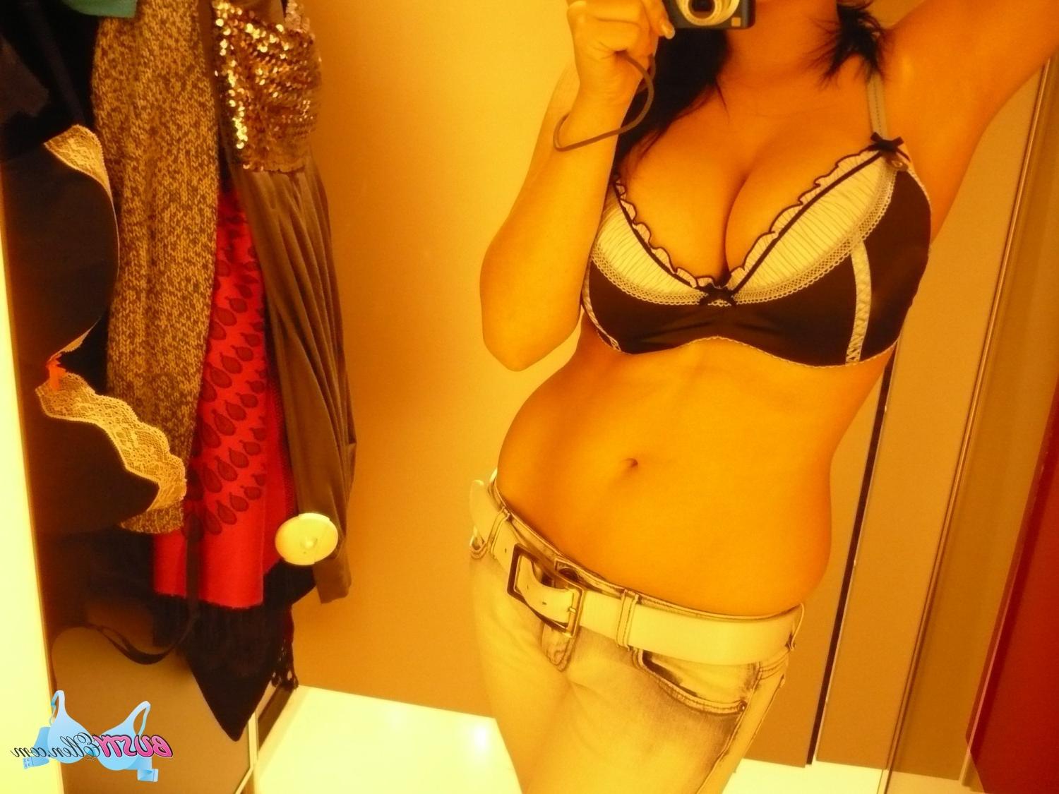 16P Big natural boob girl selfshots