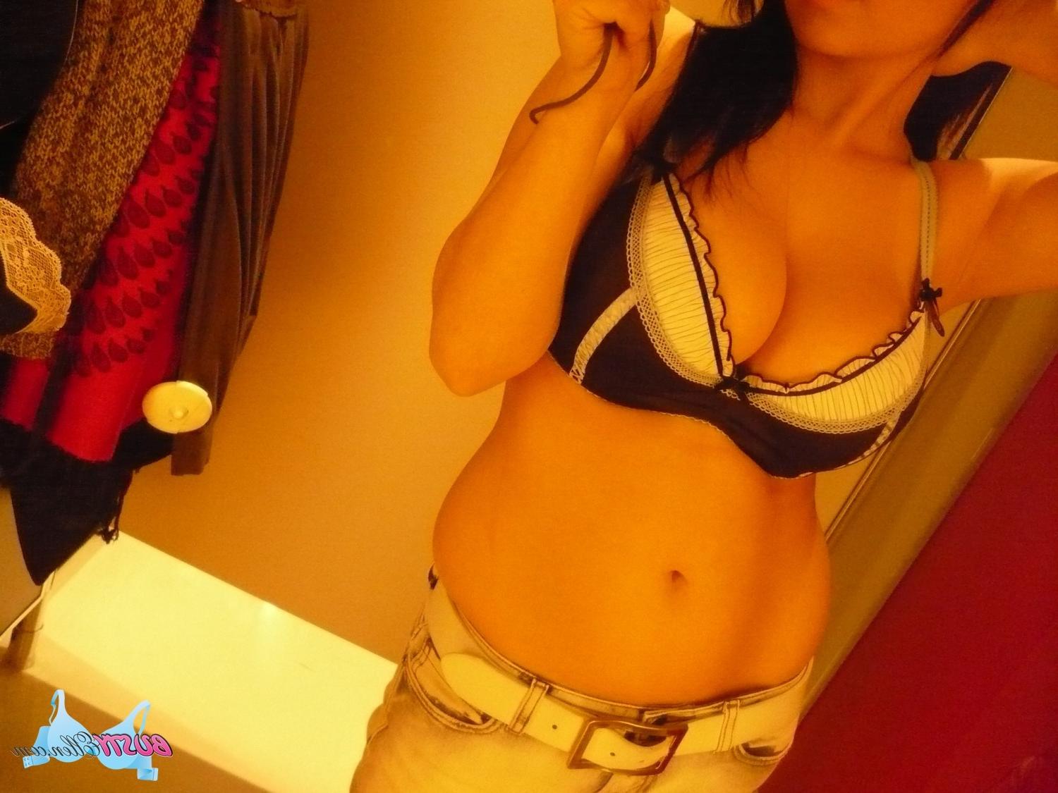 16P Big natural boob girl selfshots