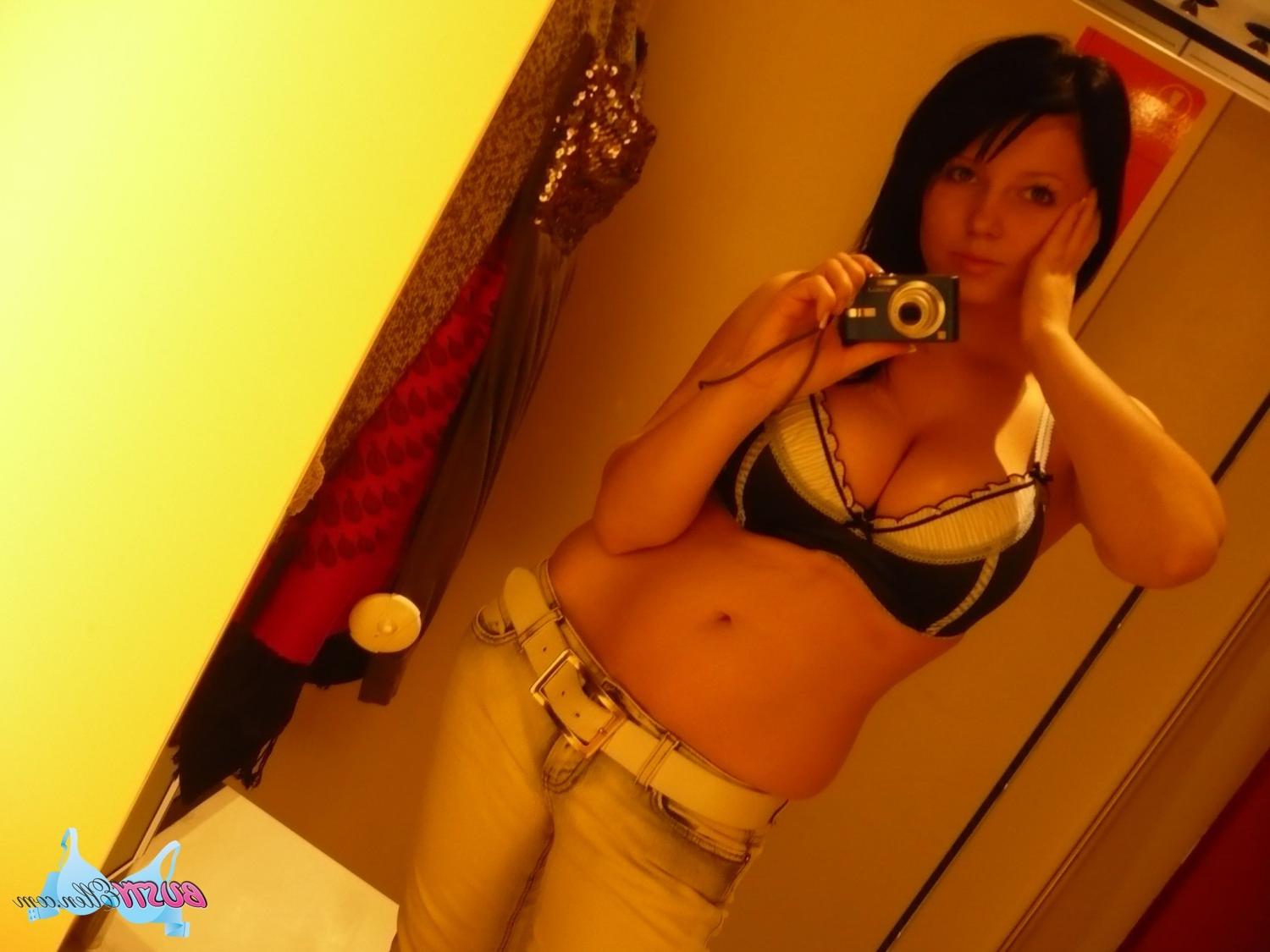 16P Big natural boob girl selfshots