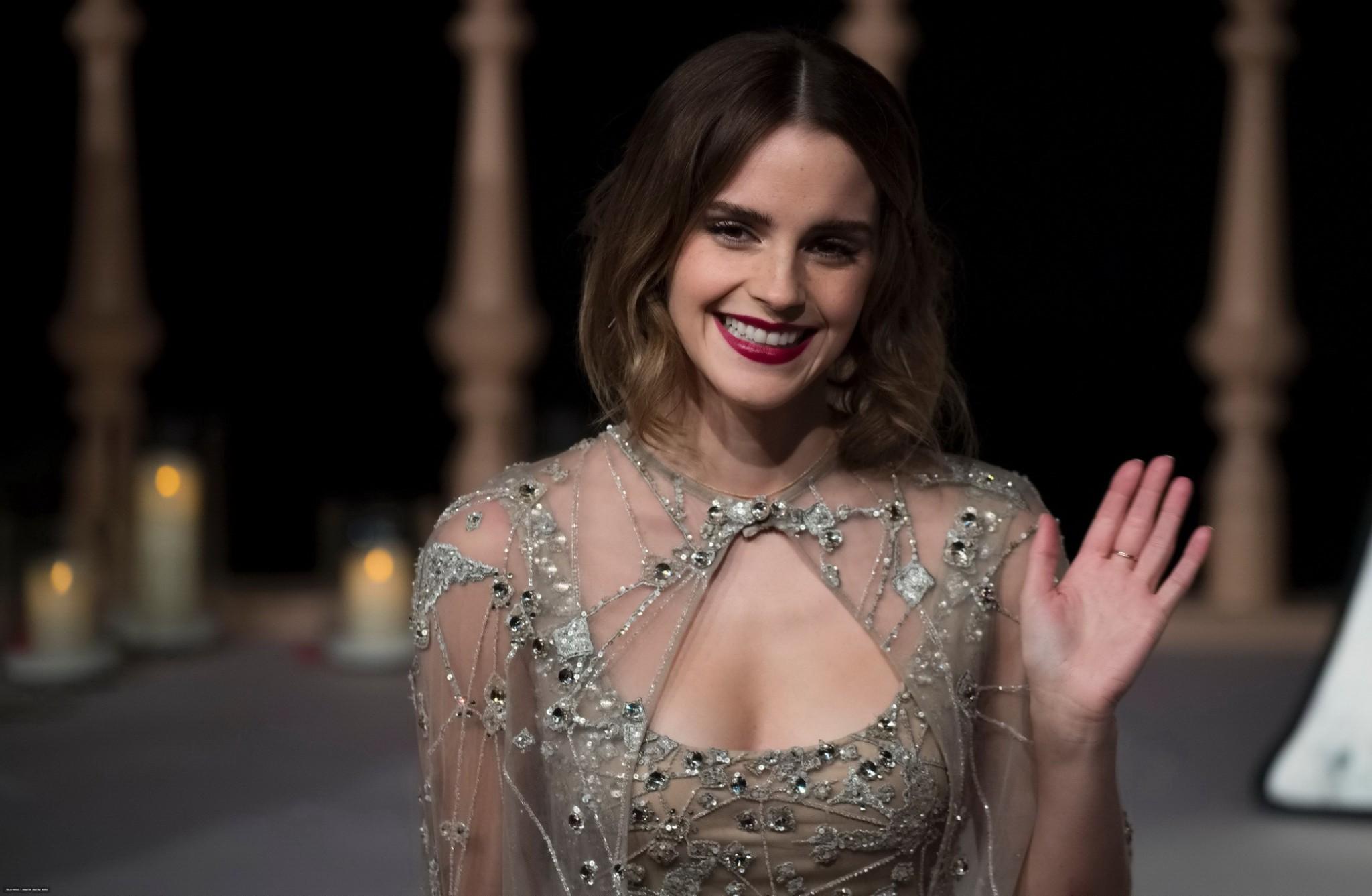 16P Emma Watson busty in a low cut lace dress