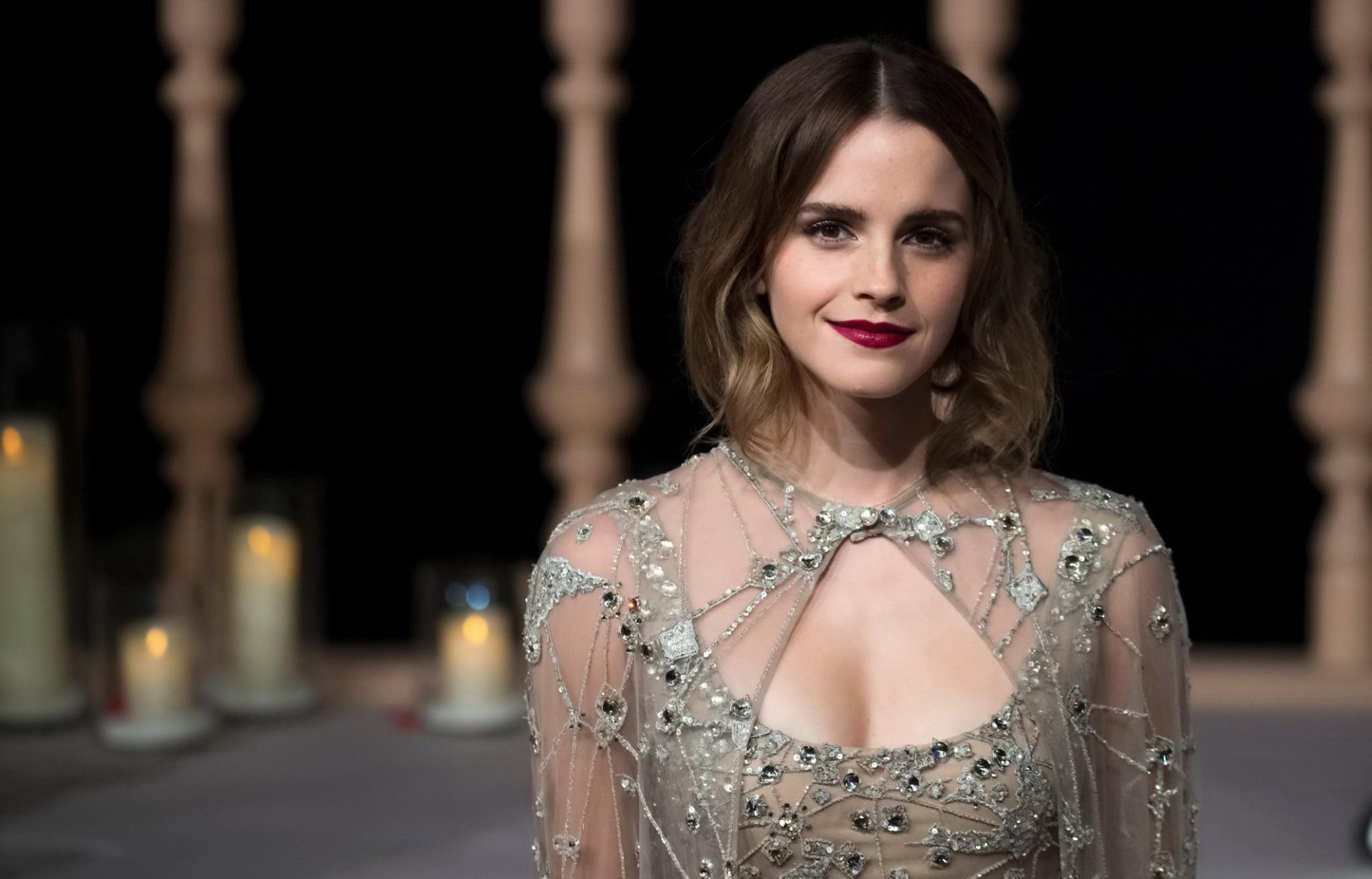 16P Emma Watson busty in a low cut lace dress