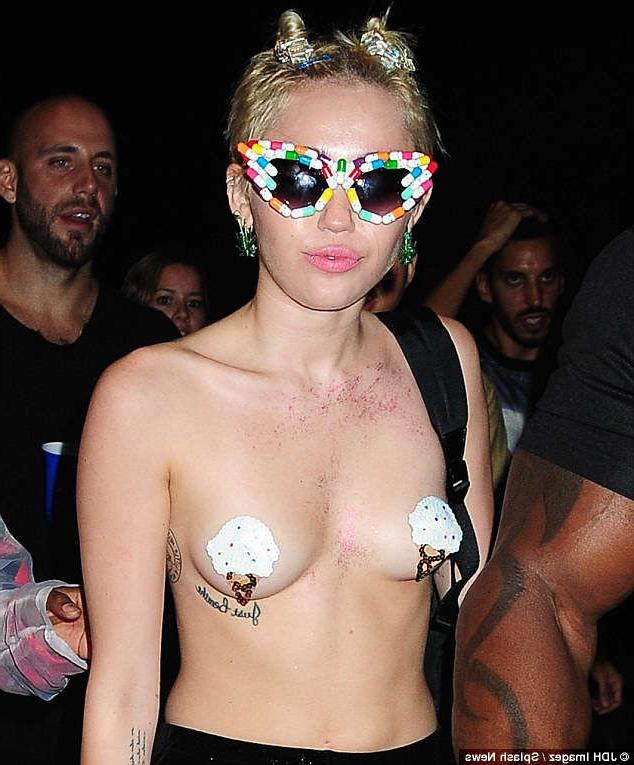17P Best naked celebrity moments