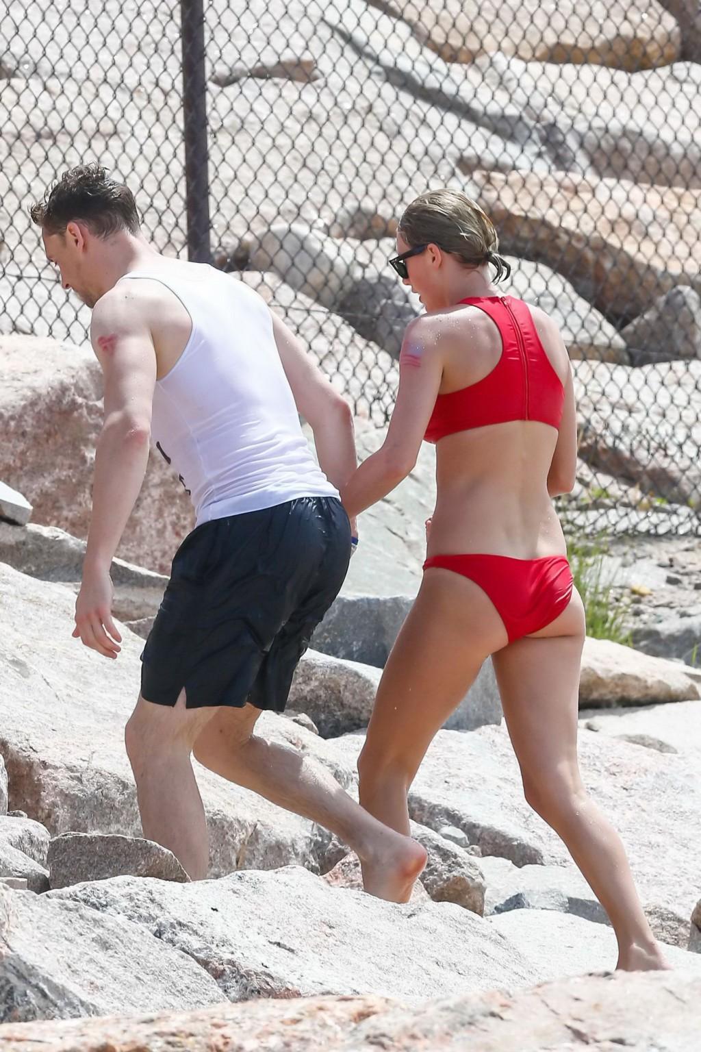 16P Taylor Swift and Blake Lively showing sexy bikini asses