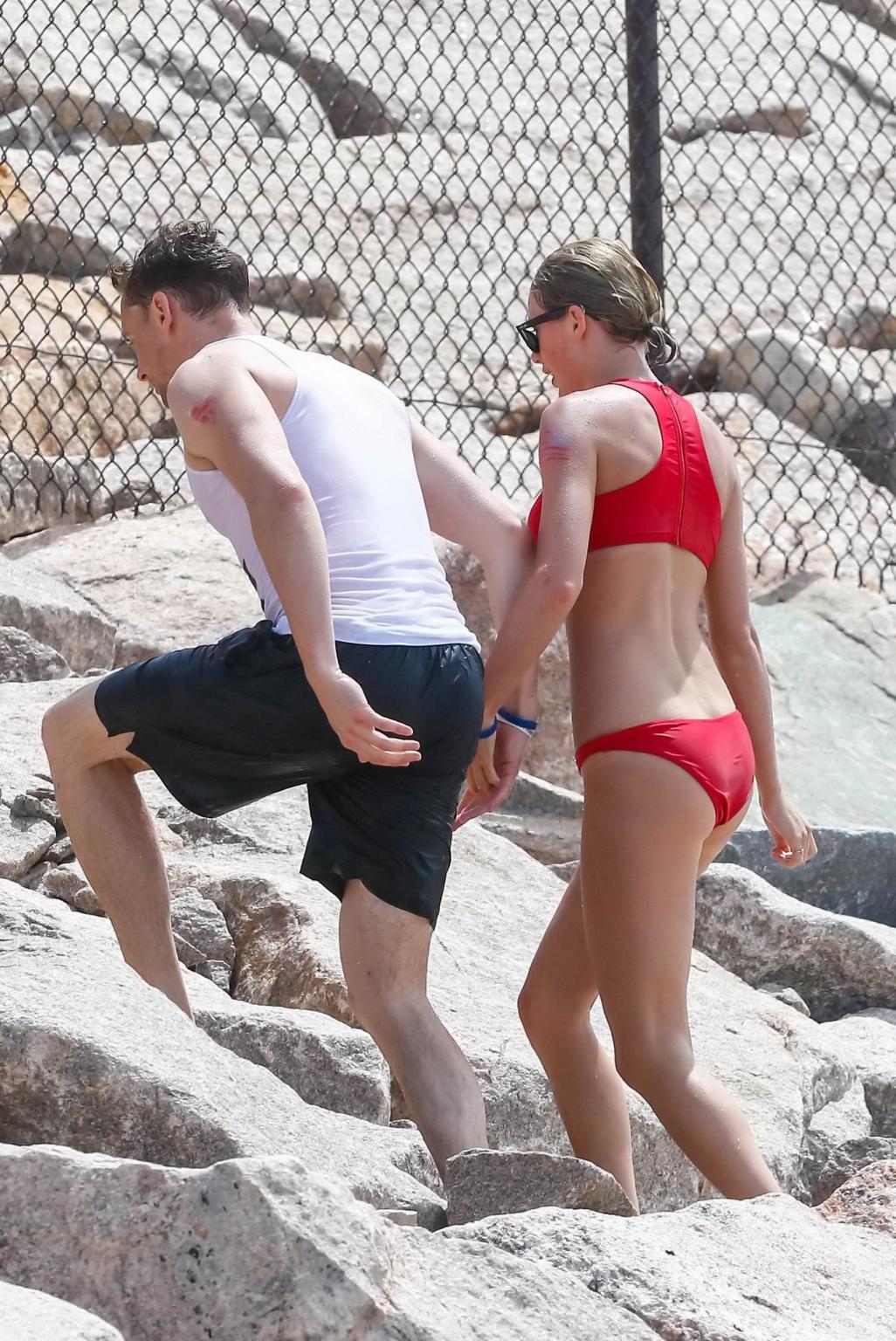 16P Taylor Swift and Blake Lively showing sexy bikini asses