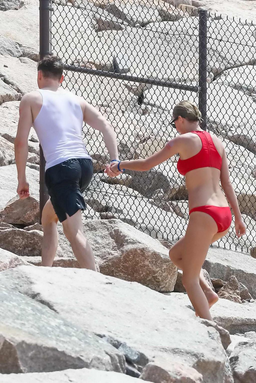 16P Taylor Swift and Blake Lively showing sexy bikini asses