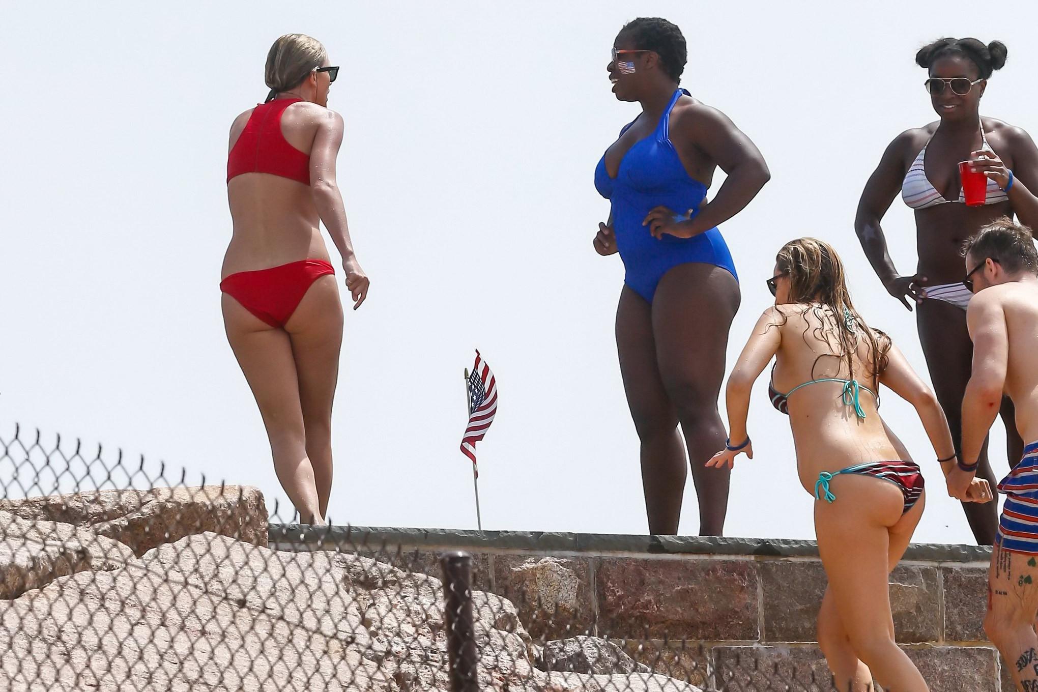 16P Taylor Swift and Blake Lively showing sexy bikini asses