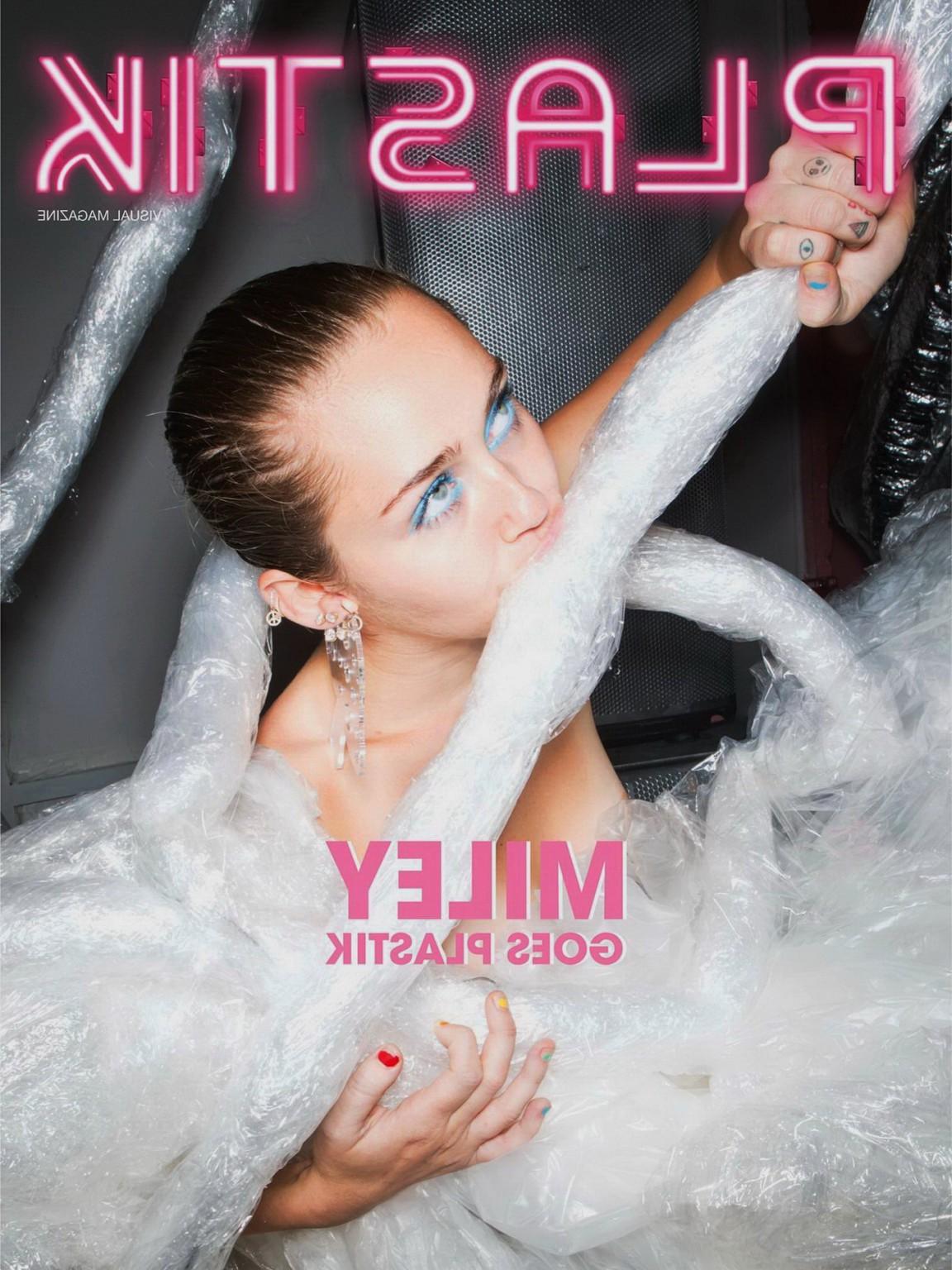 16P Miley Cyrus shows off her boobs and pussy