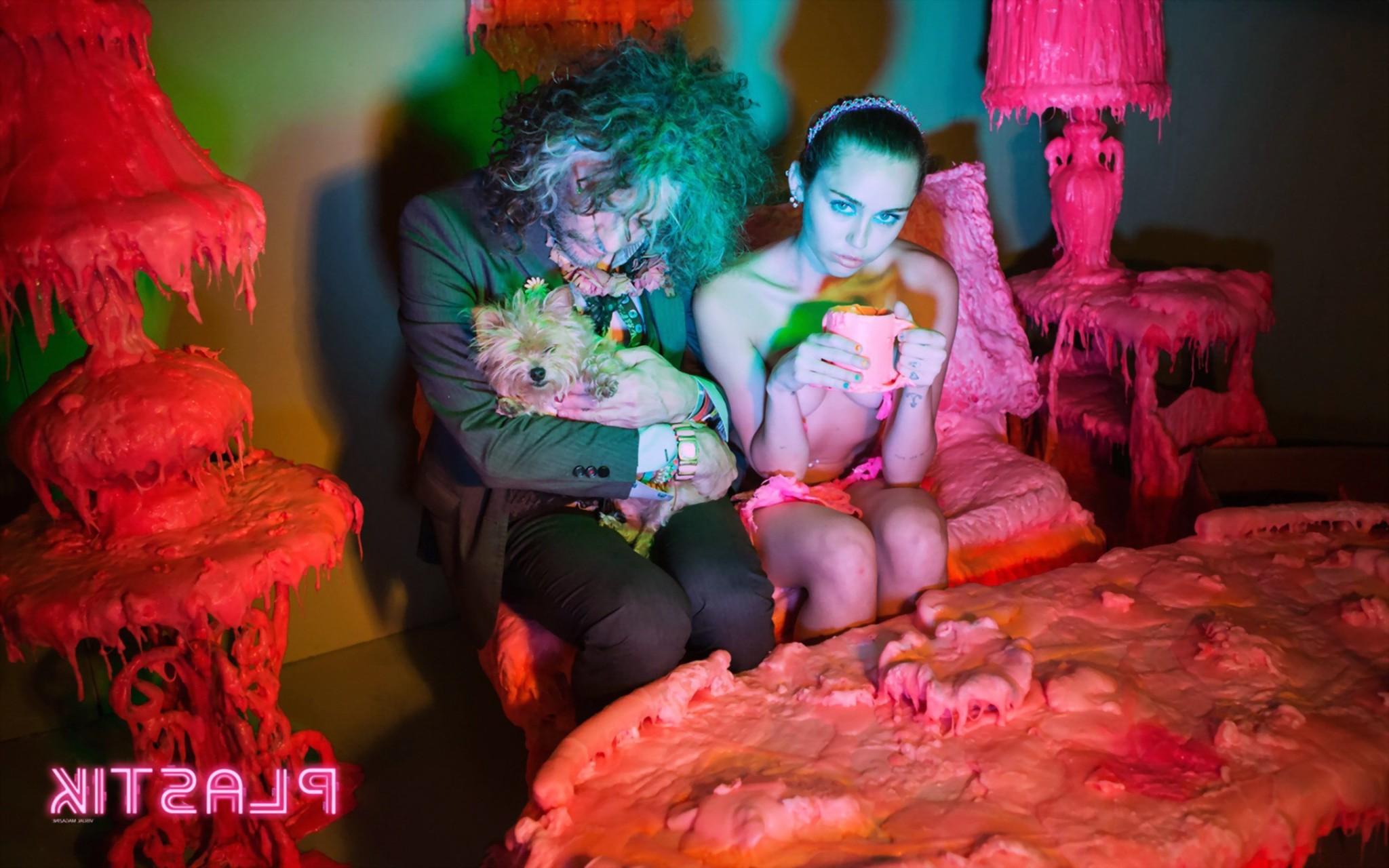 16P Miley Cyrus shows off her boobs and pussy