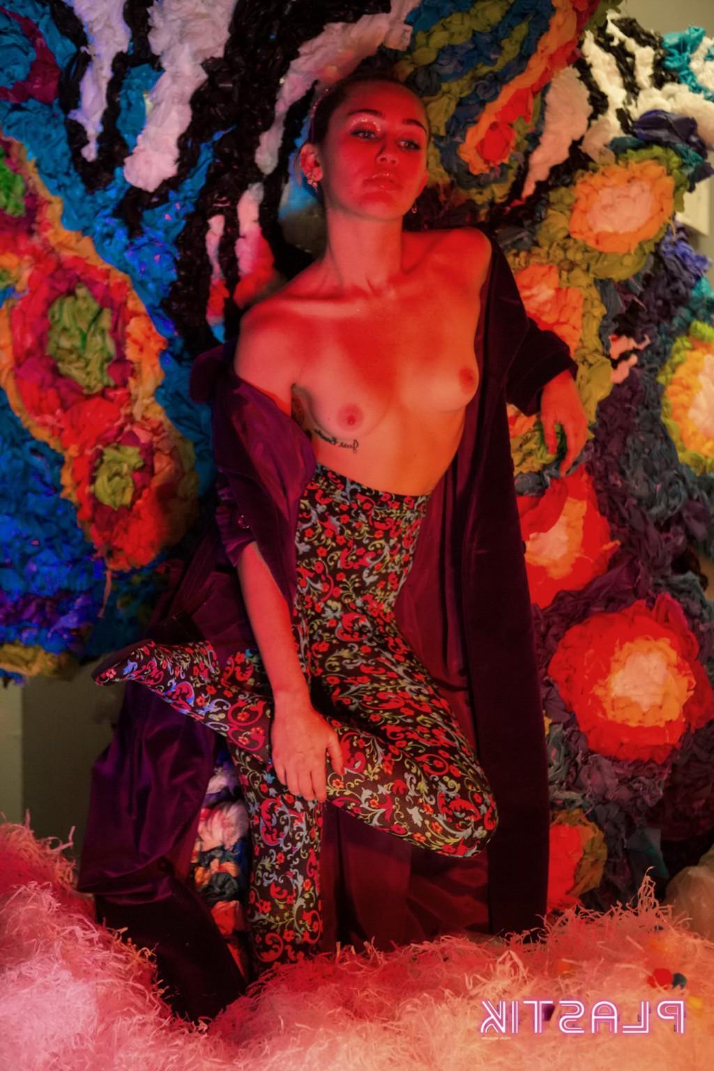 16P Miley Cyrus shows off her boobs and pussy