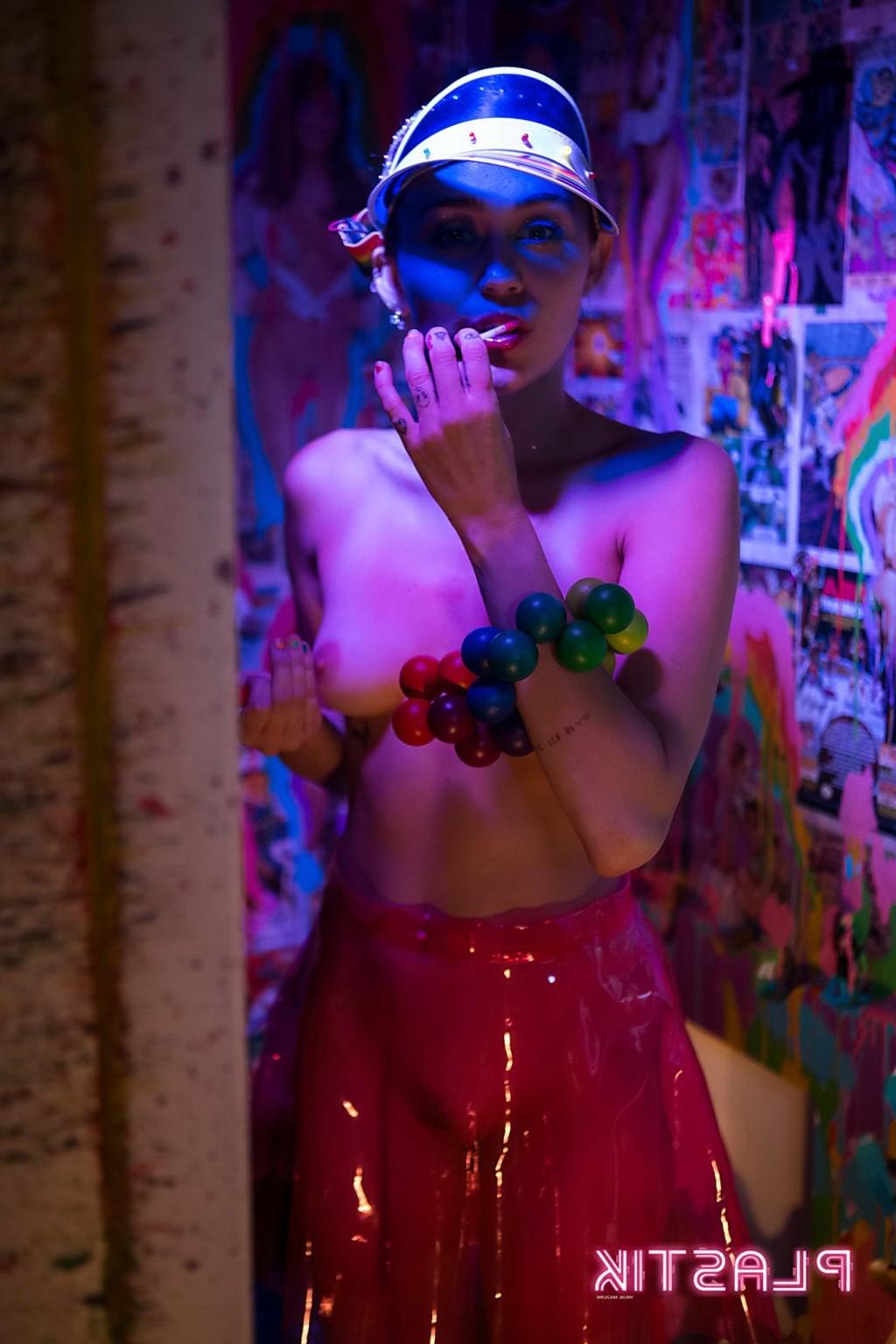 16P Miley Cyrus shows off her boobs and pussy