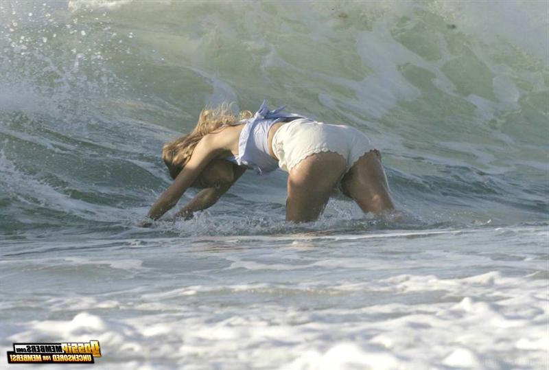 15P Isabel Lucas posing sexy and slutty in glamorous and paparazzi photos