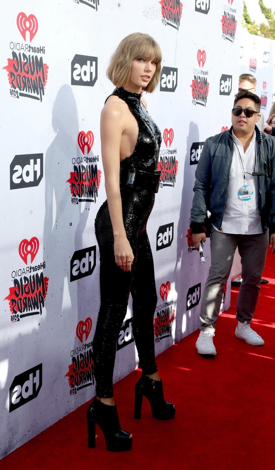 16P Taylor Swift showing sideboob and ass in tiny jumpsuit