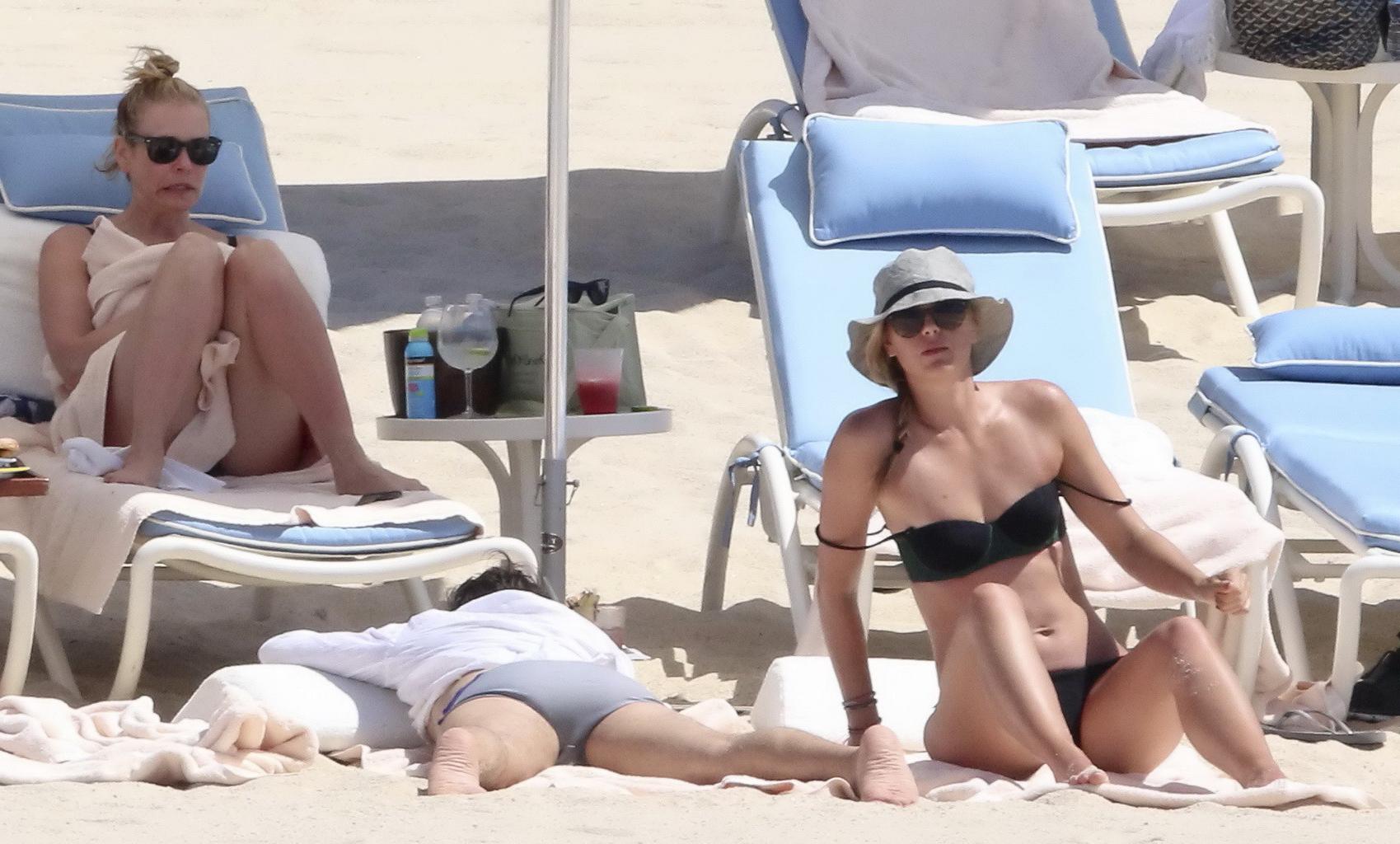 16P Maria Sharapova shows her hot ass in red and black bikinis
