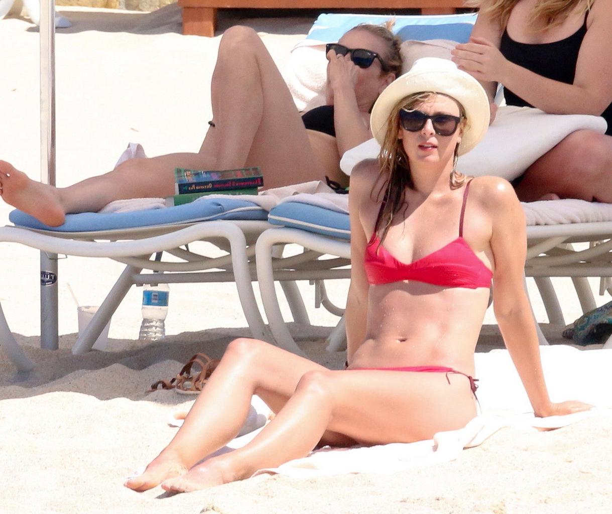 16P Maria Sharapova shows her hot ass in red and black bikinis
