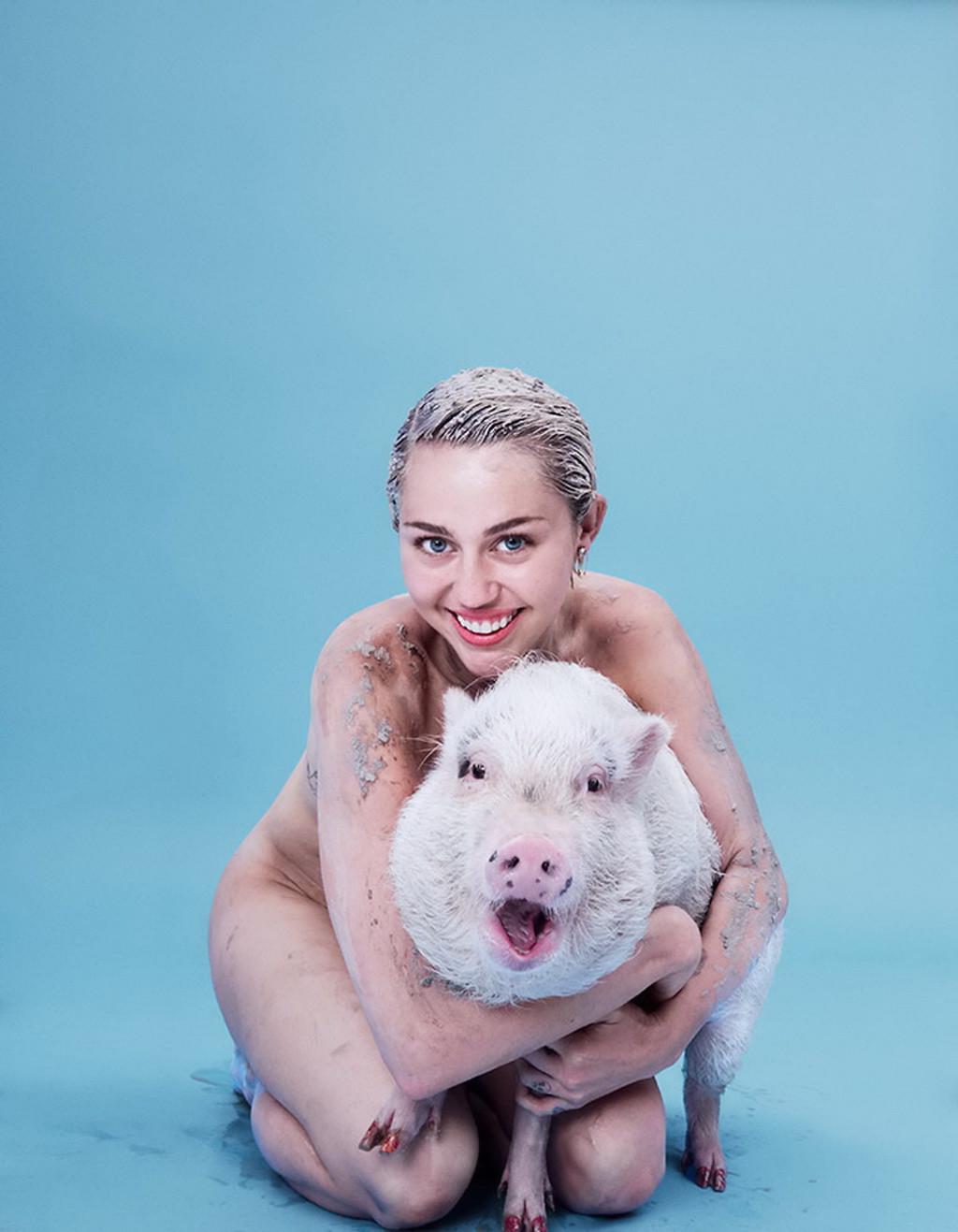 16P Miley Cyrus showing off her bare boobs and pussy