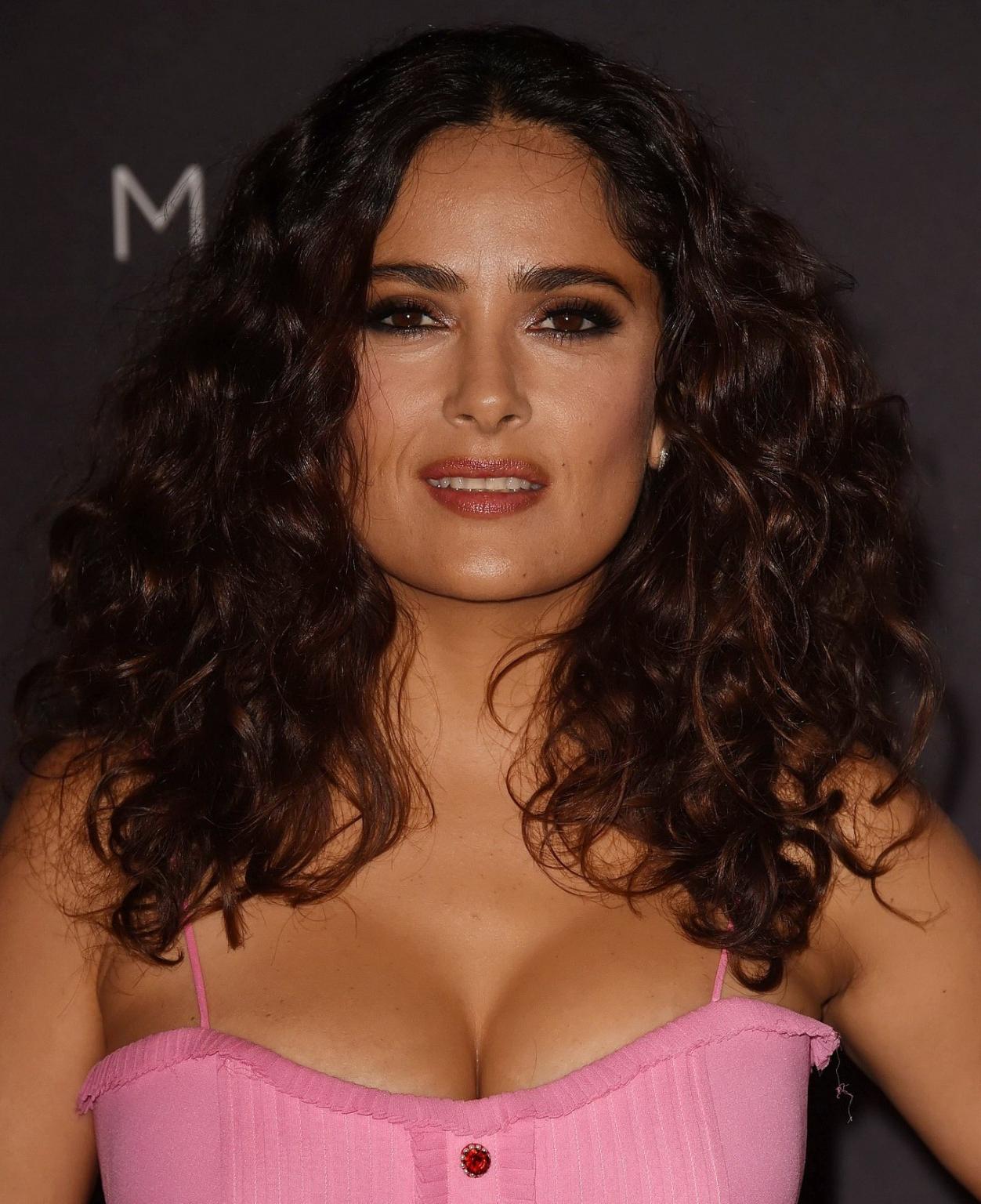 16P Salma Hayek shows off her huge boobs in hot pink dress