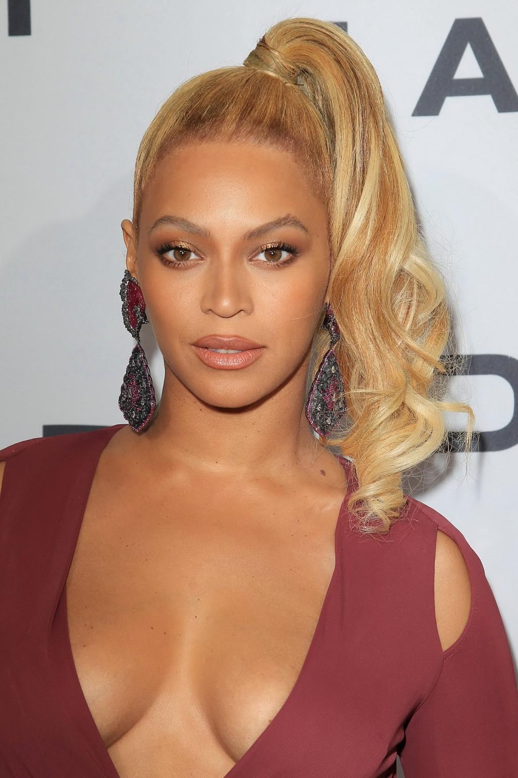 16P Beyonce exposing her melons in low cut and high slit dress