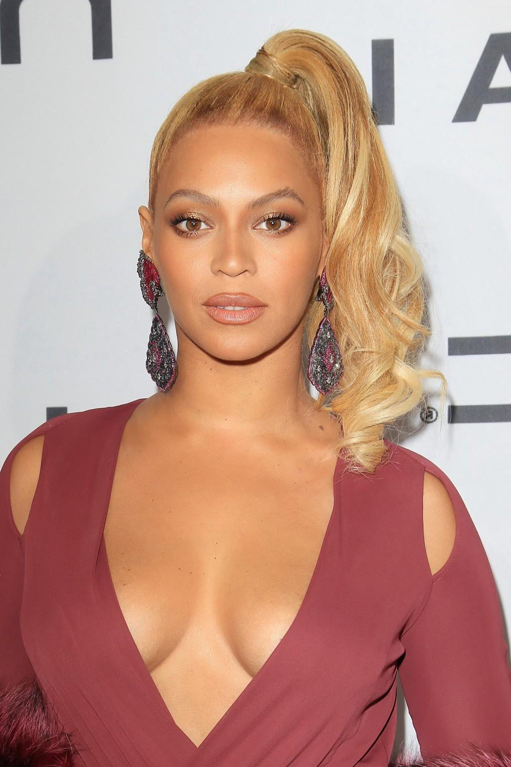 16P Beyonce exposing her melons in low cut and high slit dress