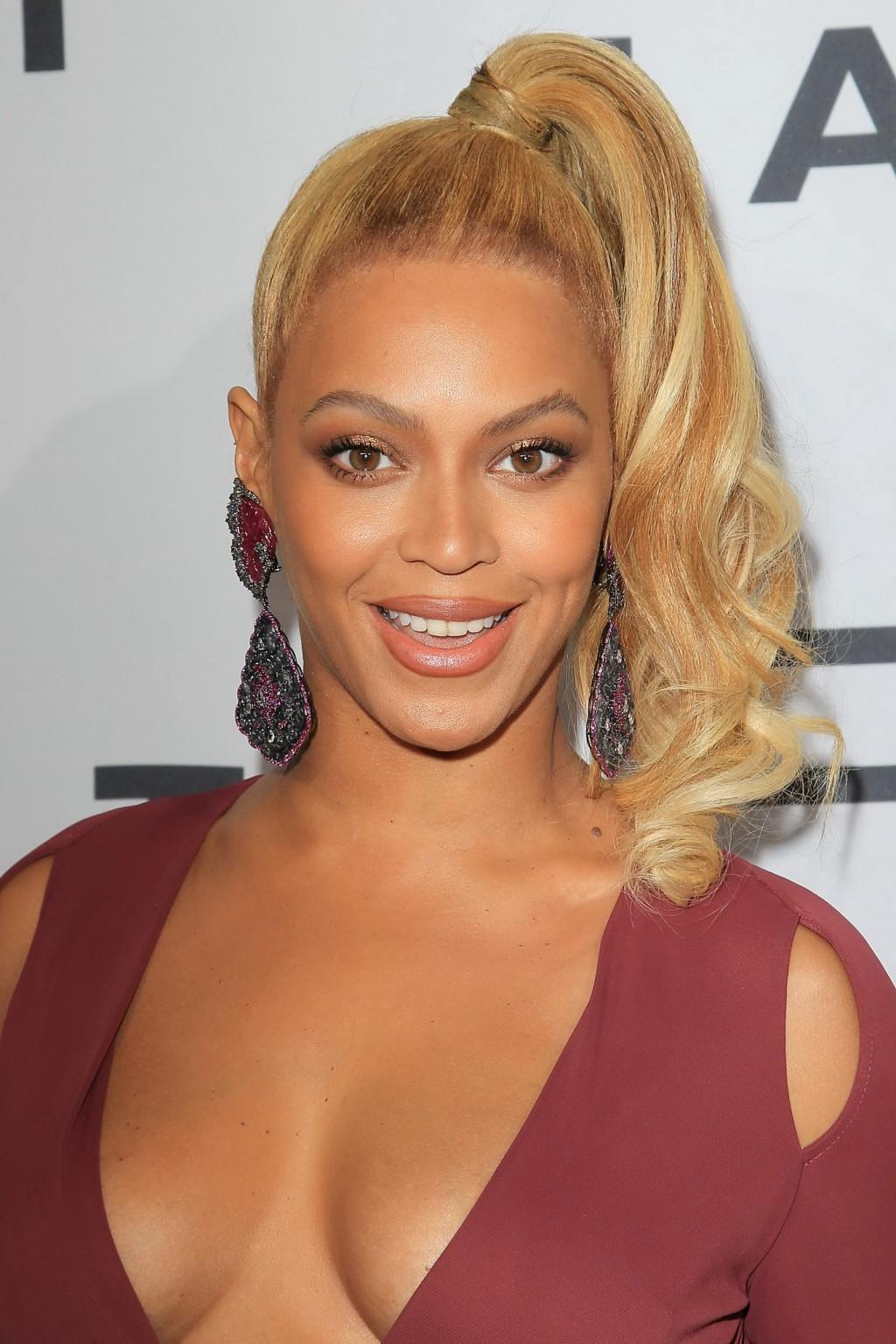 16P Beyonce exposing her melons in low cut and high slit dress