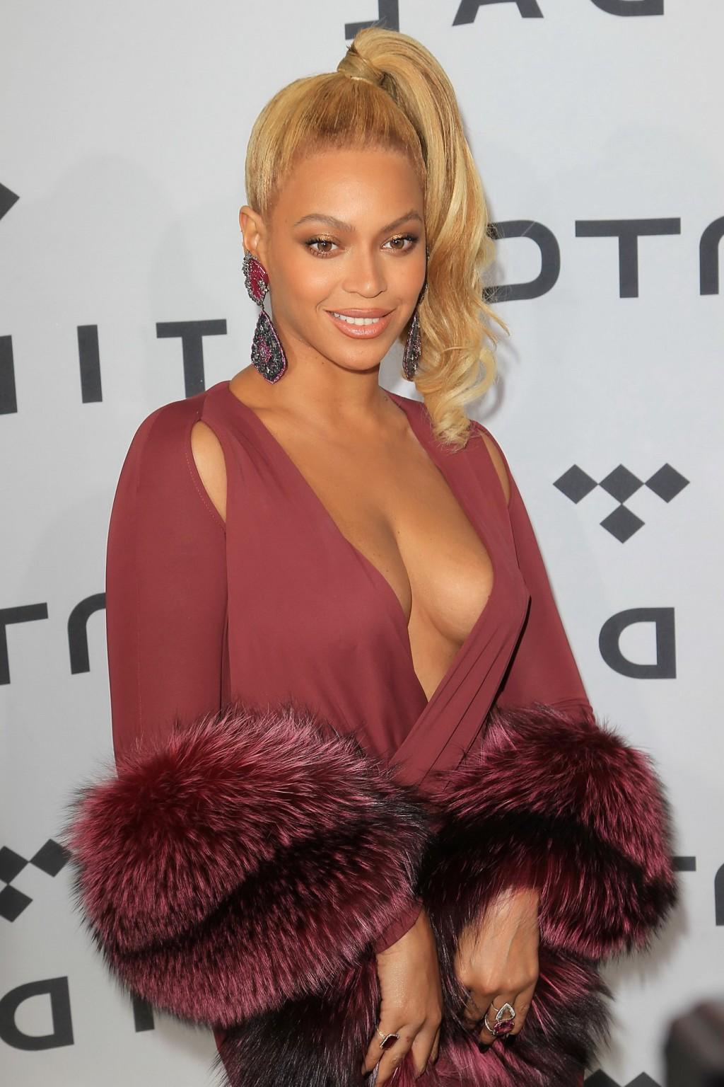 16P Beyonce exposing her melons in low cut and high slit dress