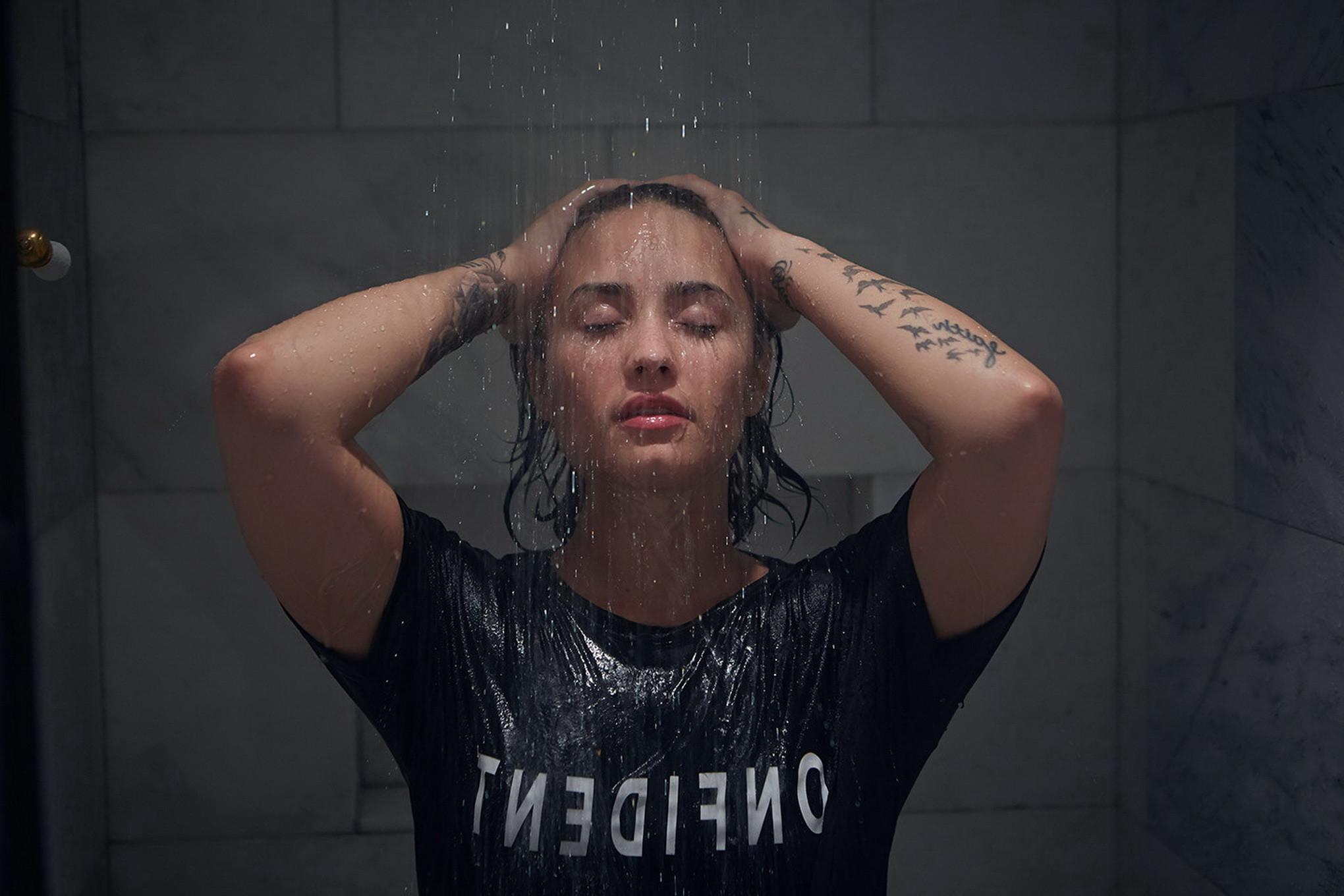 16P Demi Lovato fully naked showing ass hole