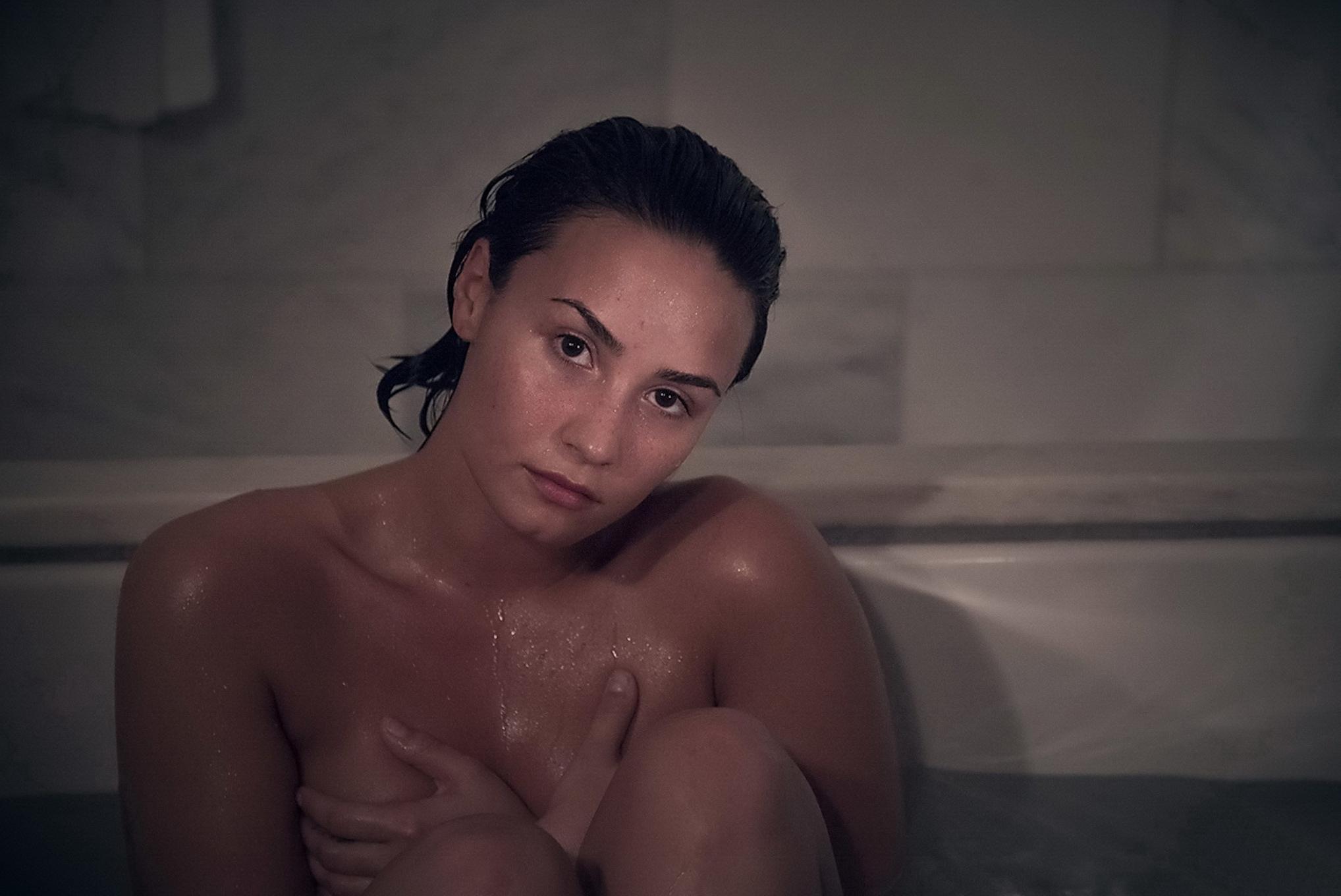 16P Demi Lovato fully naked showing ass hole