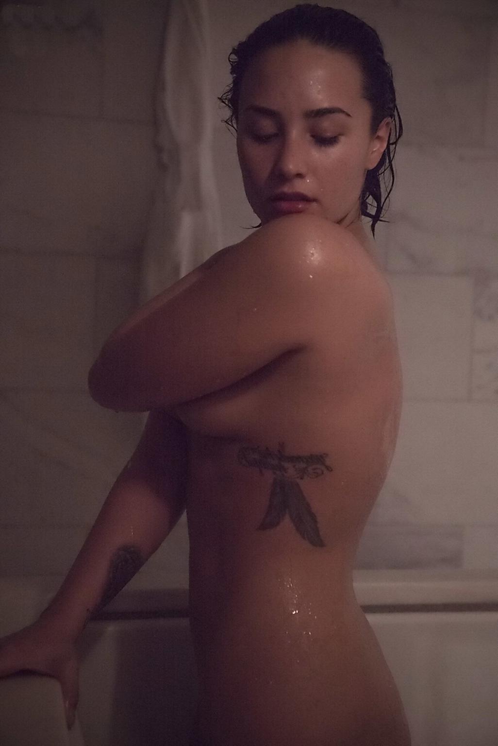 16P Demi Lovato fully naked showing ass hole