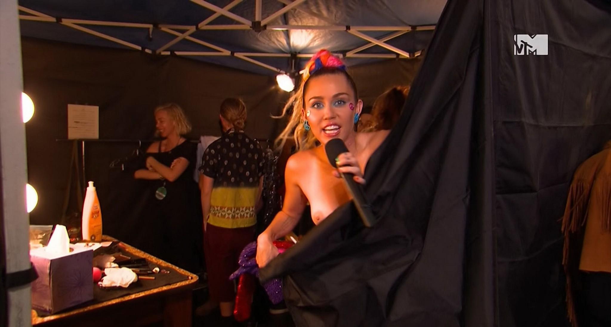 16P Miley Cyrus flashing her shaved pussy boobs and ass for MTV