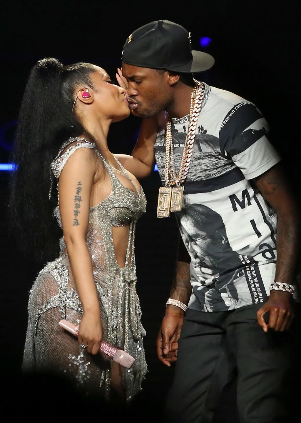 16P Nicki Minaj areola peek and hot kiss on the stage