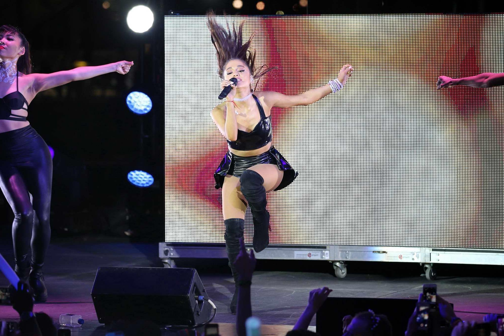 16P Ariana Grande downblouse on stage
