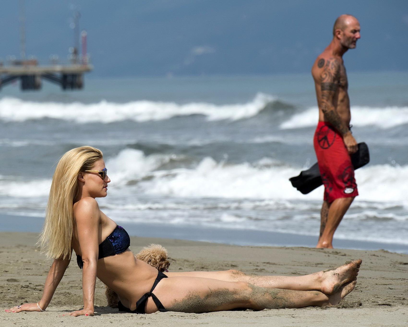 16P Michelle Hunziker wearing a tube bikini on an Italian beach
