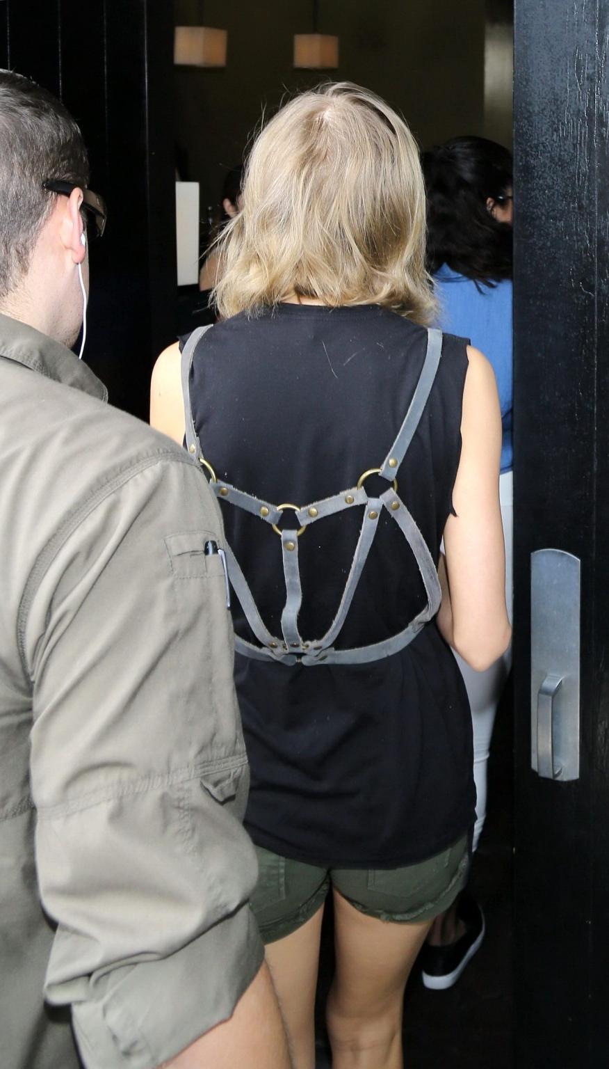 16P Taylor Swift shows off her legs and ass wearing tiny shorts out 