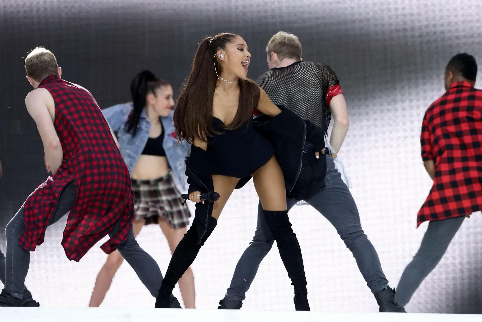 16P Ariana Grande shows off her shaved pussy in a tiny black outfit while performing