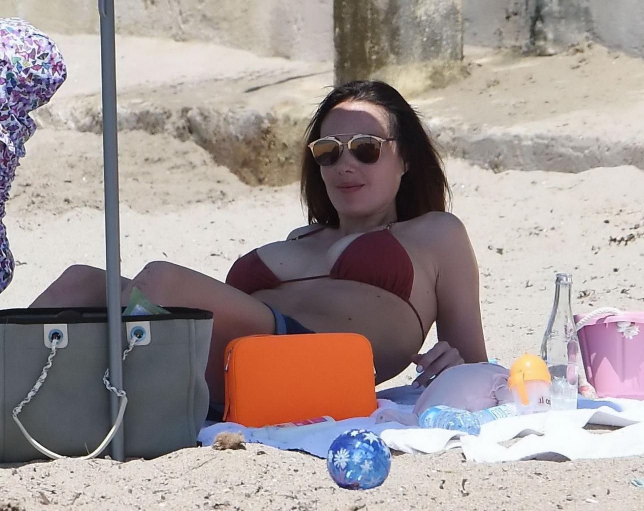 16P Tamara Ecclestone shows off her big boobs while breastfeeding her baby at the be
