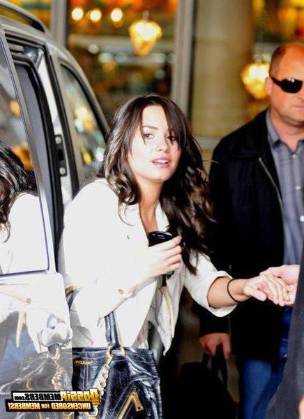 15P Demi Lovato posing sexy and slutty in glamorous and paparazzi photos