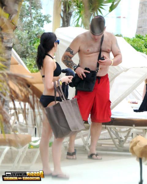 15P Demi Lovato posing sexy and slutty in glamorous and paparazzi photos