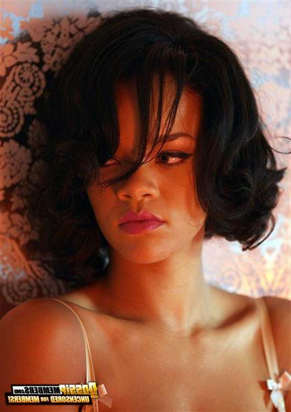 15P Rihanna gets down and dirty with her nude photos