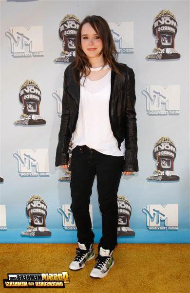 15P Ellen Page posing sexy and slutty in glamorous and paparazzi photos