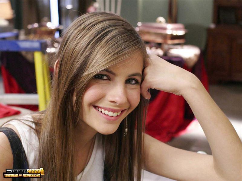 15P O.C. star Willa Holland exposed with her controversial pics