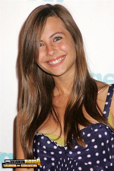 15P O.C. star Willa Holland exposed with her controversial pics
