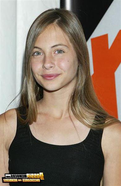 15P O.C. star Willa Holland exposed with her controversial pics