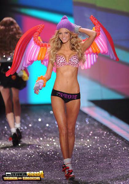 15P Teen lingerie and runway model Erin Heatherton sexy photos