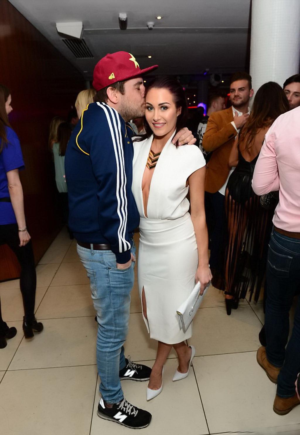 16P Chloe Goodman riskiert eine Fehlfunktion ihrer Garderobe in einem extrem tiefen weißen Kleid