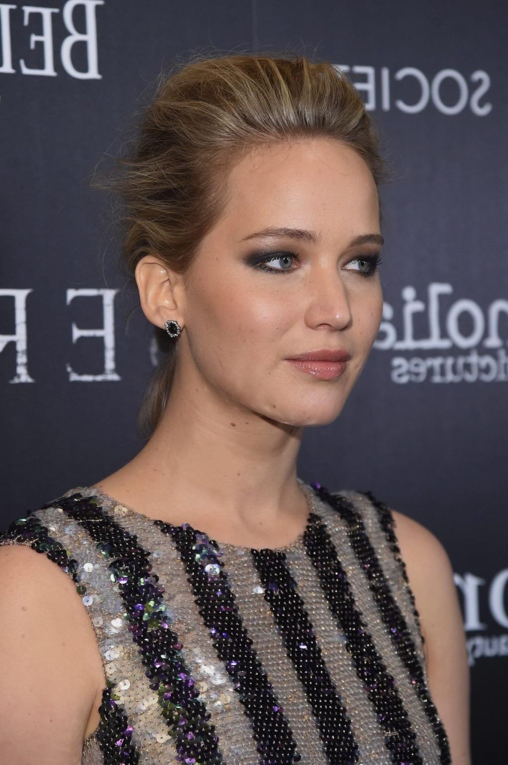 16P Jennifer Lawrence busty and leggy wearing revealing mini dress at Serena screeni