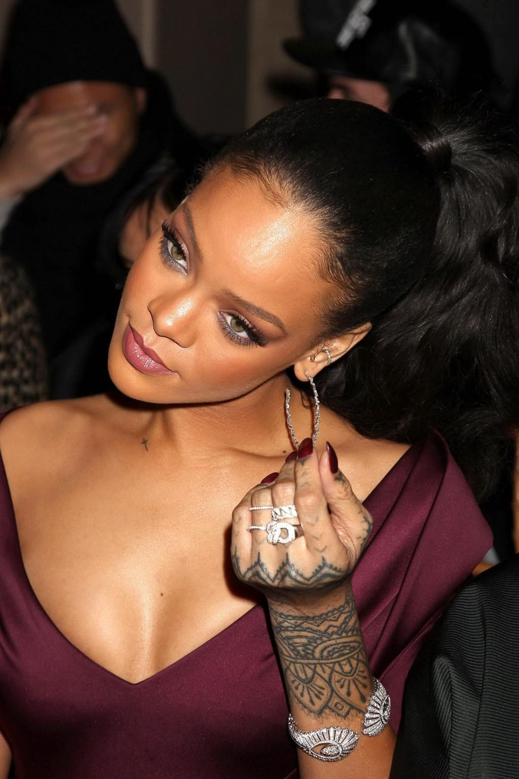 16P Rihanna showing cleavage and upskirt at the Zac Posen Fashion Show in NYC