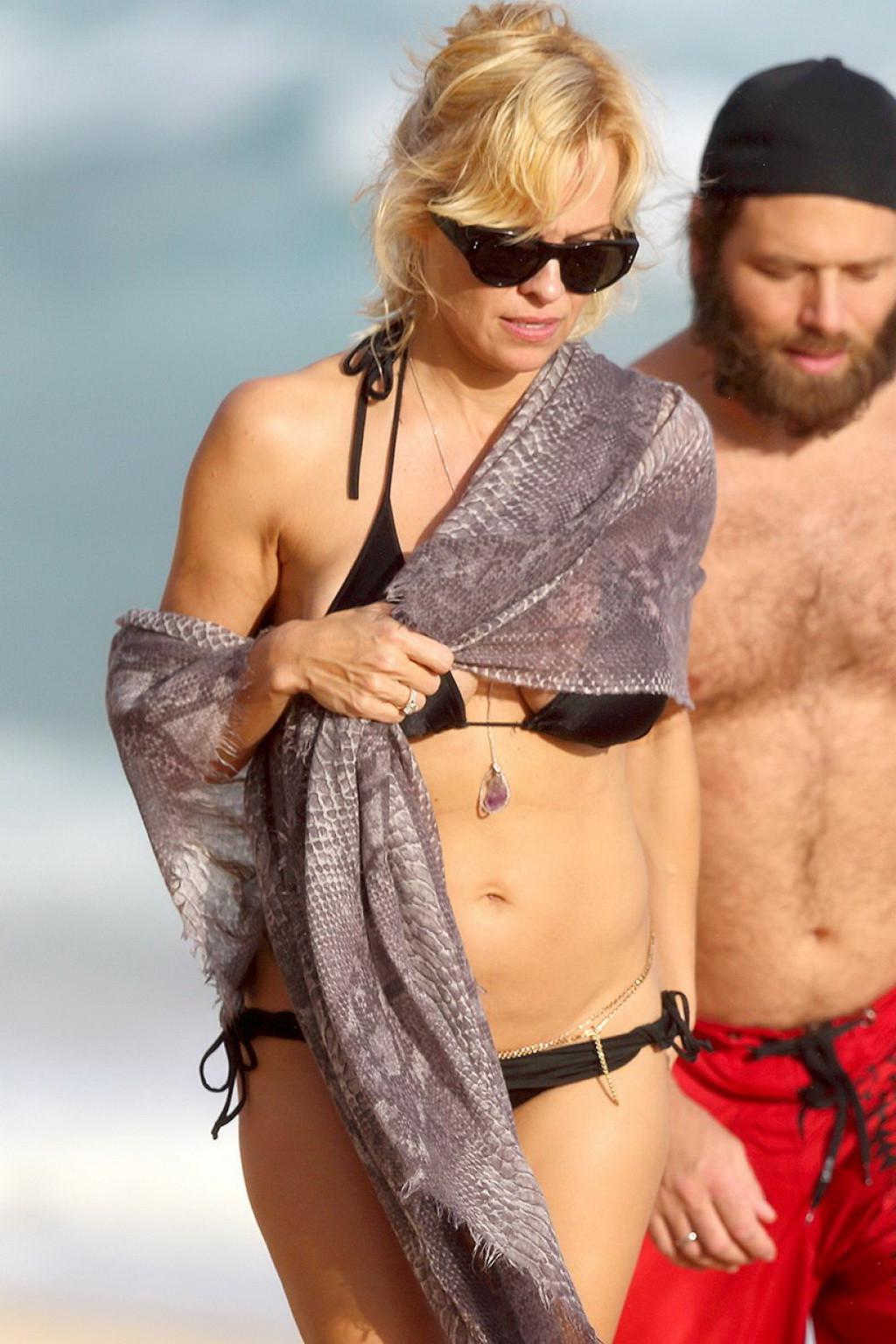 16P Pamela Anderson showing off her bikini body on a beach in Maui
