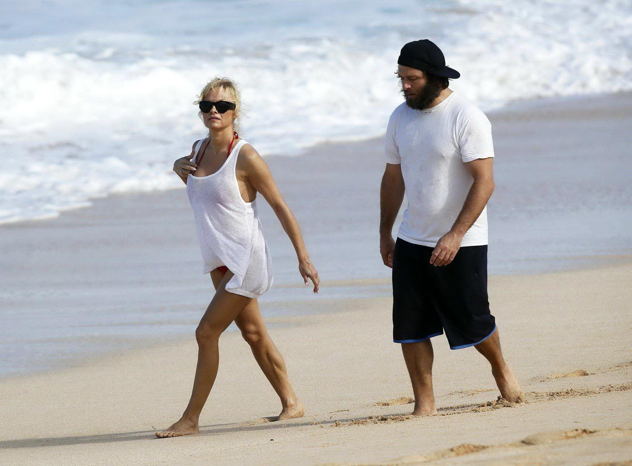 16P Pamela Anderson showing off her bikini body on a beach in Maui