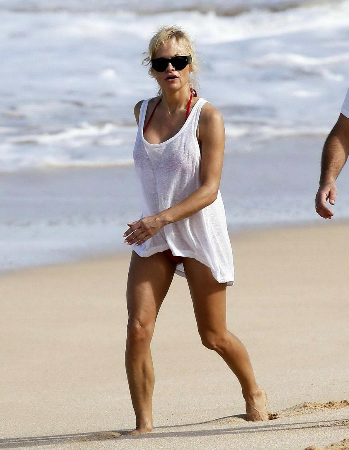 16P Pamela Anderson showing off her bikini body on a beach in Maui